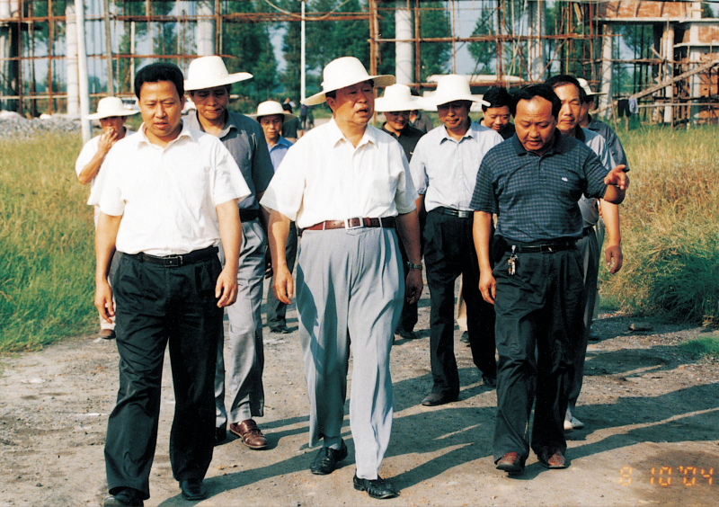 2004年8月10日，省政協主席王生鐵在市委書記劉雪榮的陪同下視察聚丙烯工程建設