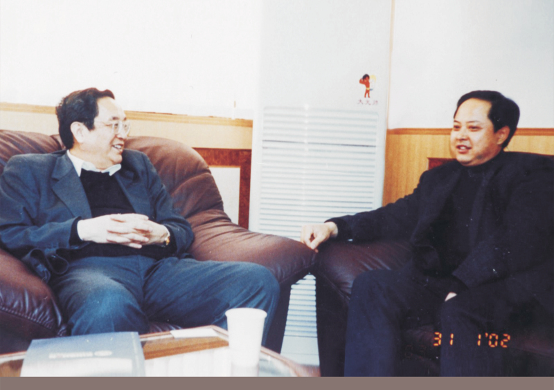 2002年1月31日，中央政治局委員、湖北省委書記俞正聲在省委辦公室親切接見舒心先生 
