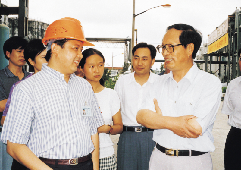 1998年8月1日，湖北省委書記賈志杰在舒心先生的陪同下，對我公司進行了視察